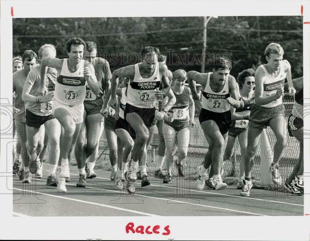 1986 Press Photo Corporate Sports Battle Race At Westhill High Track In Stamford
