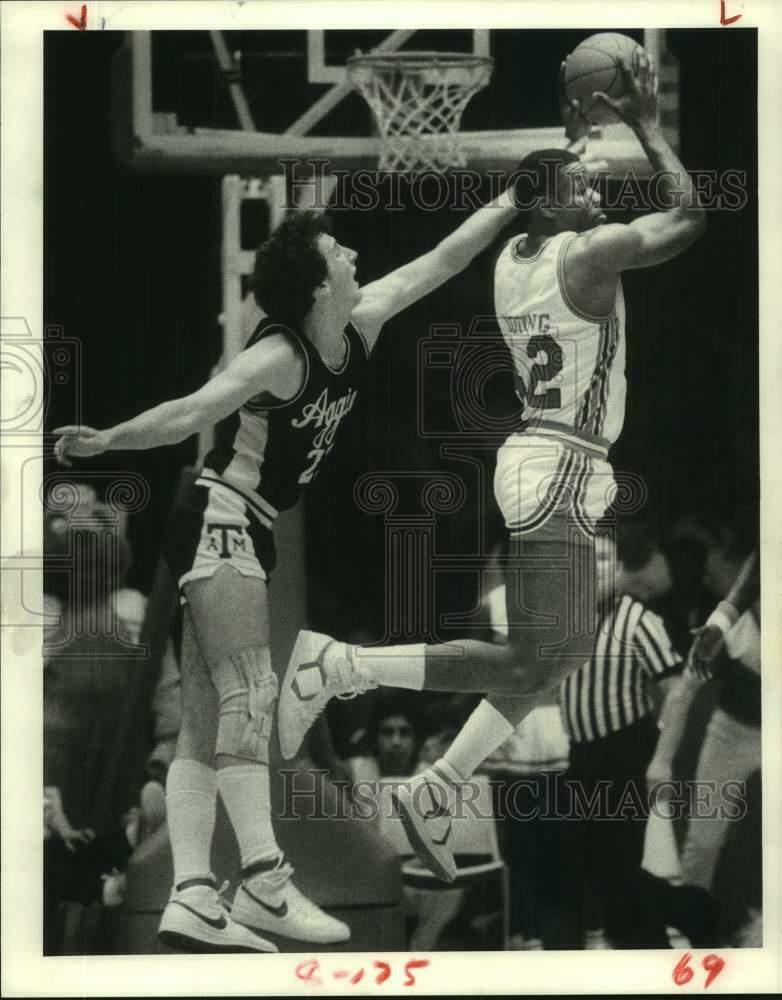 1984 Press Photo U Of Houston Basketball Player Michael Young Picks Off Pass
