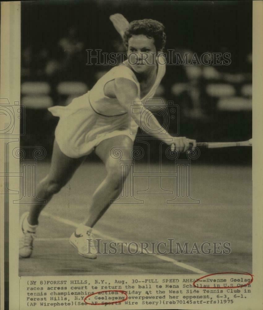 1975 Press Photo Tennis Player Evonne Goolagong Returns Ball At Us Open