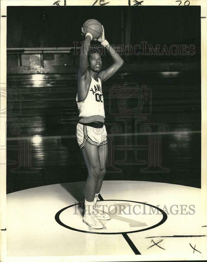 1973 Press Photo James Williams Of Xavier College Basketball Sets Up His Shot